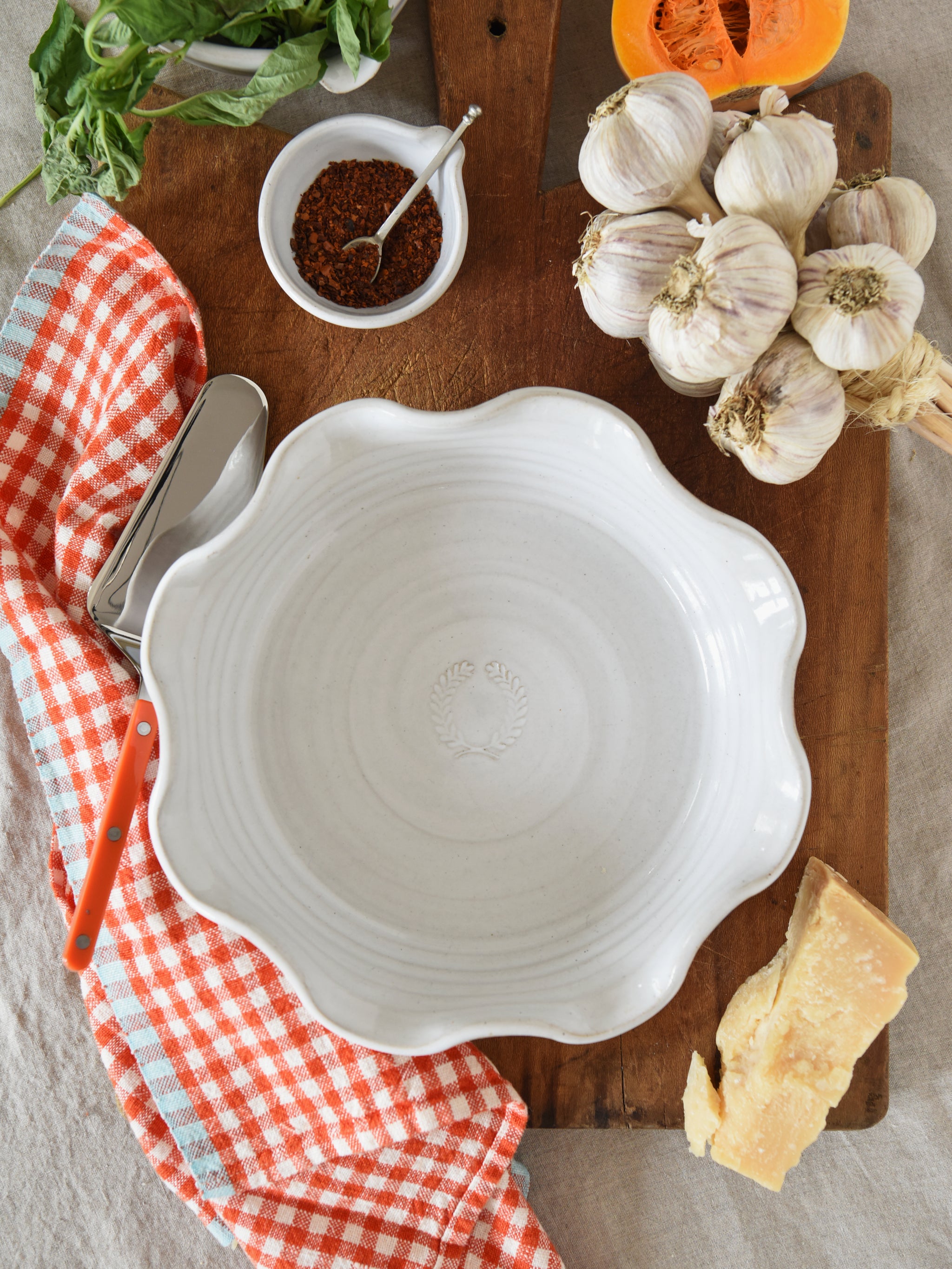 http://westontable.com/cdn/shop/products/Farmhouse-Pottery-Laurel-Pie-Dish-Weston-Table_17859584-25ea-4eda-aa1a-d11dff872831.jpg?v=1673124797