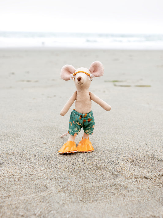 Maileg Beach Mouse Big Brother in Cabin de Plage Weston Table