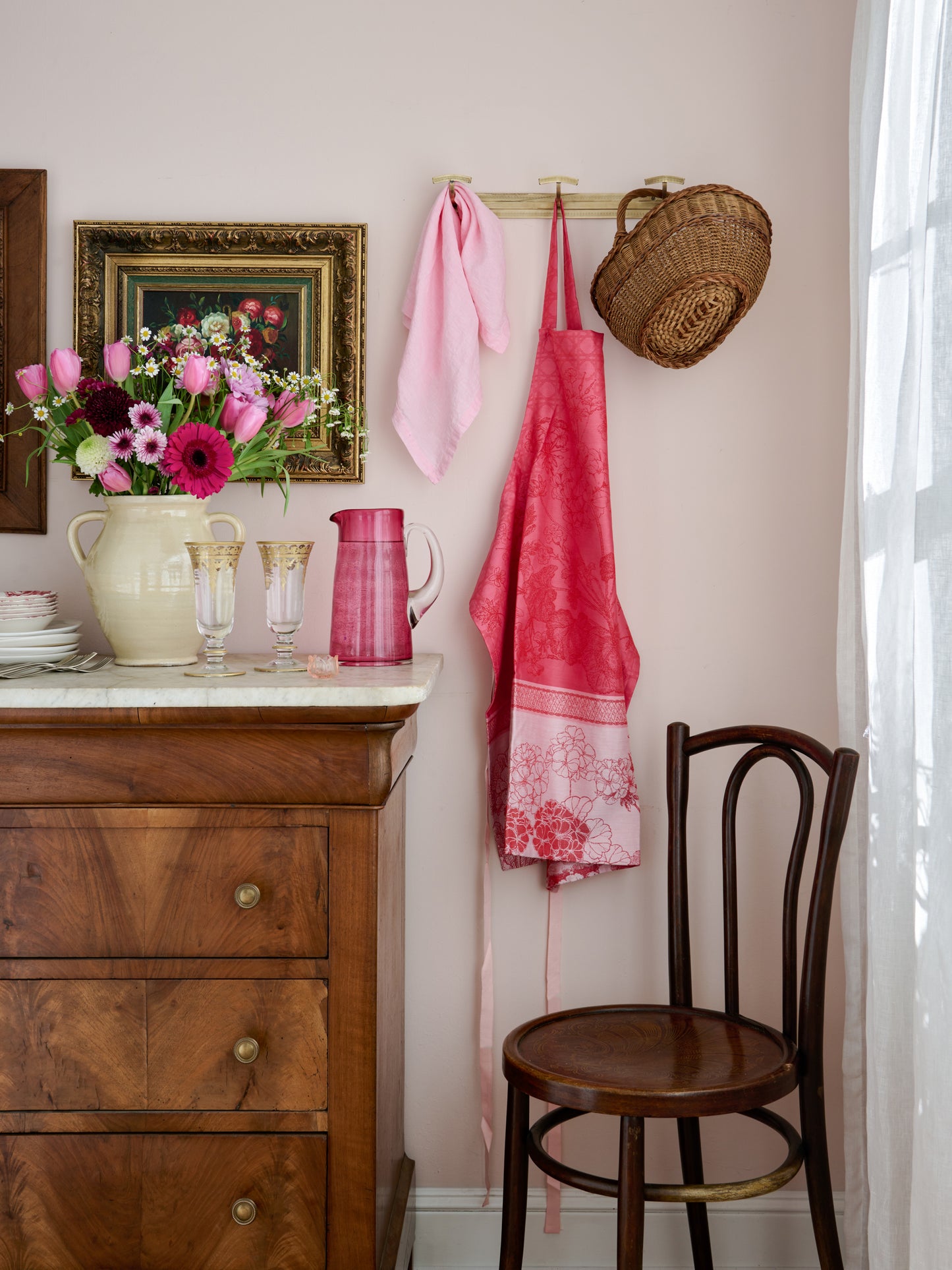 Garnier-Thiebaut Geraniums Apron Weston Table