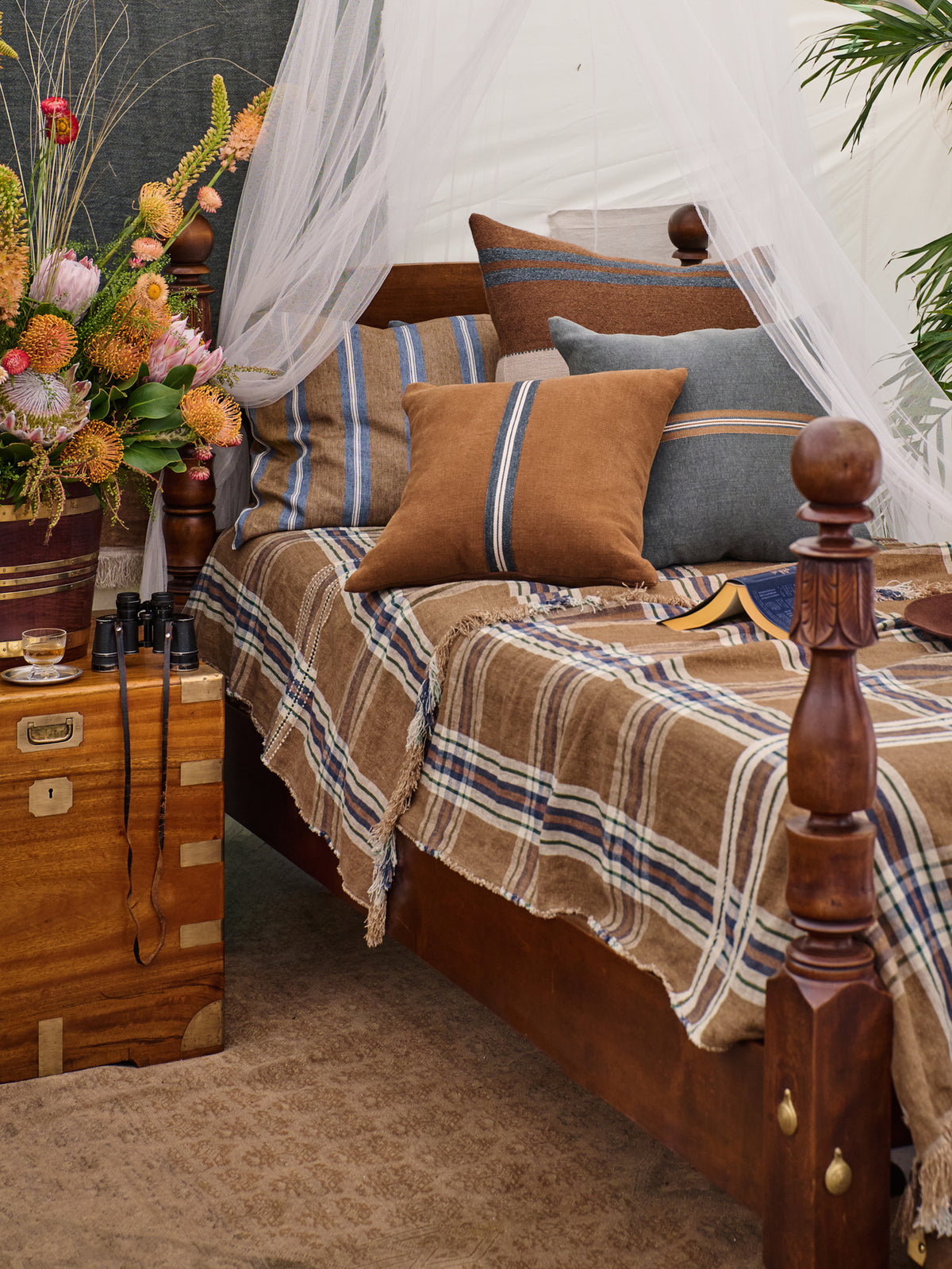 Libeco Miles Pillow Weston Table