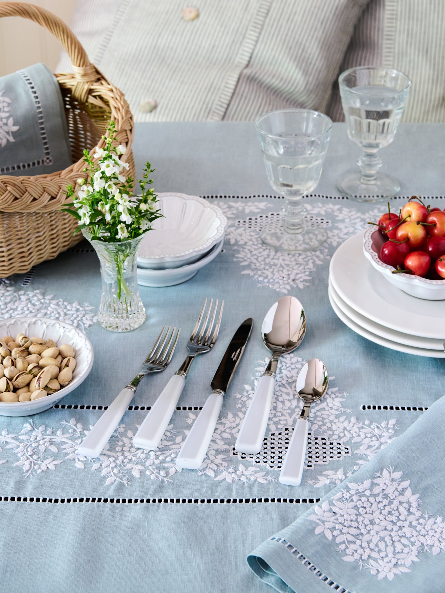 Sabre Paris Icone White 5 Piece Place Setting Weston Table
