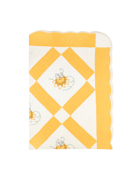 Vintage 1930s Yellow and White Scallop Bordered Quilt Weston Table