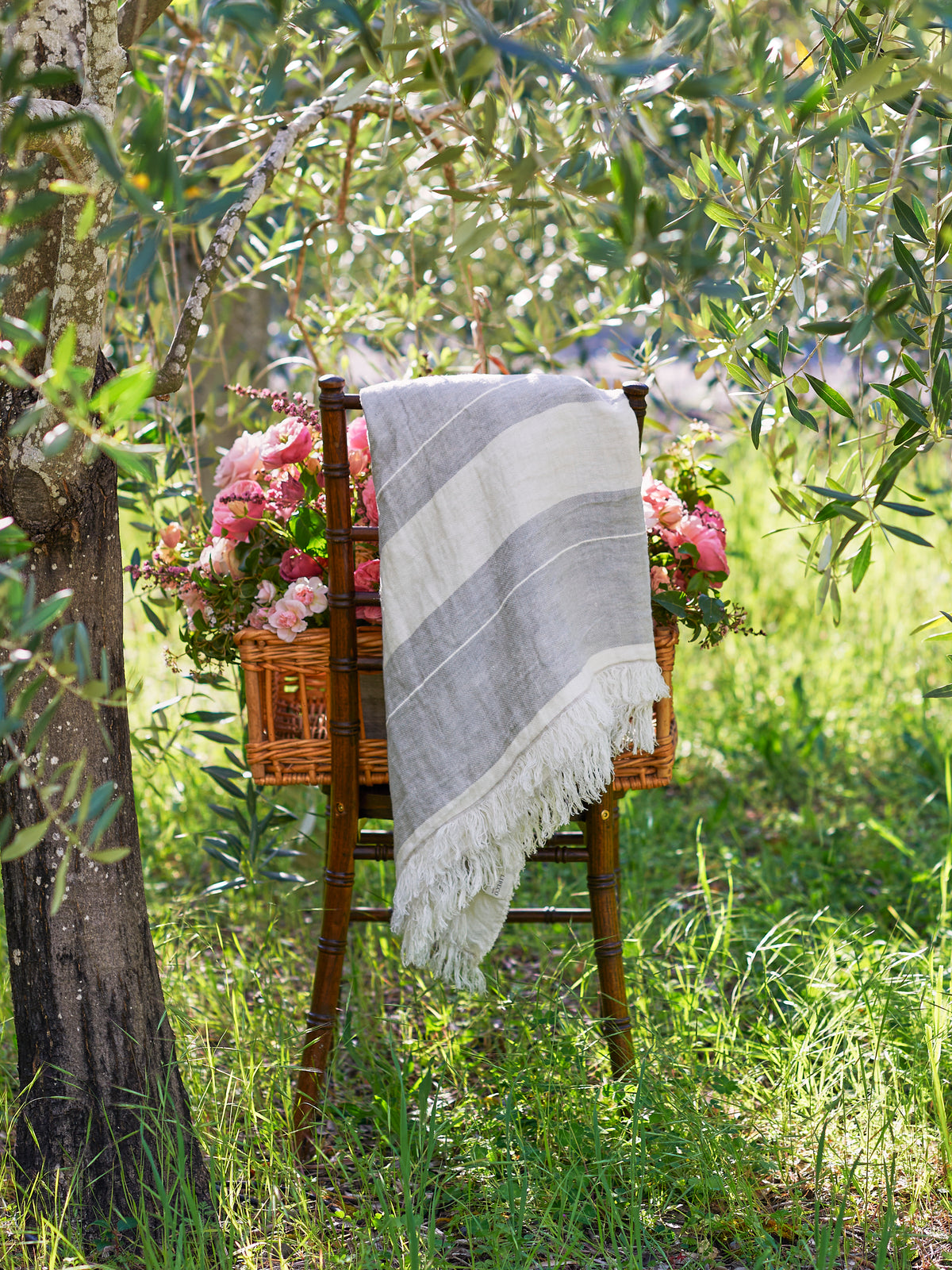 Libeco Belgian Throw Fouta Grey Weston Table