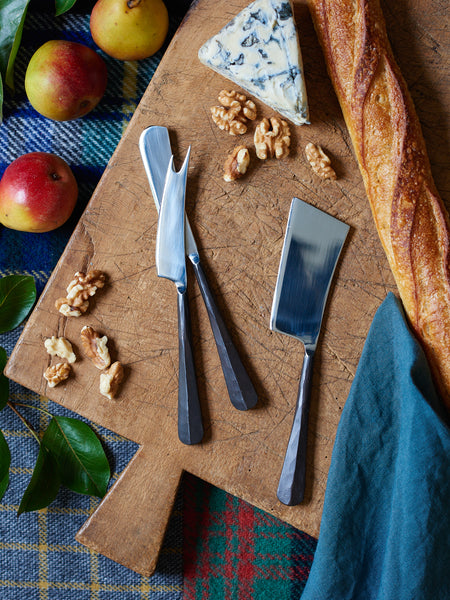 https://westontable.com/cdn/shop/products/Simon-Pearce-Woodbury-Cheese-Knife-Set-in-Gift-Box-Weston-Table_grande.jpg?v=1635600918