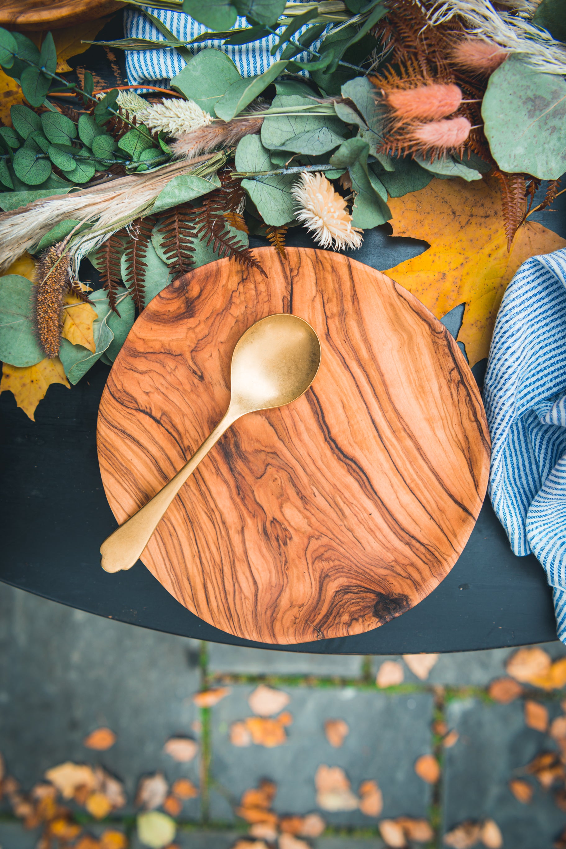 SALE a set of 3 olive wood bowls, wooden plates, olive wood plates, Gift fashion for mom, dinner plates, wooden plates